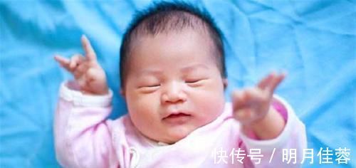 宝爸|女儿抬脚给爸爸闻,宝爸立刻假装被熏倒,宝宝之后的举动笑翻网友