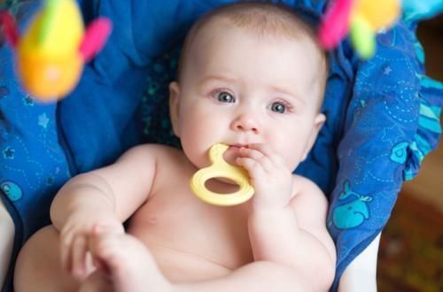 睡眠|宝宝具备“自主入睡”能力时,会用小动作暗示爸妈,记得别忽视