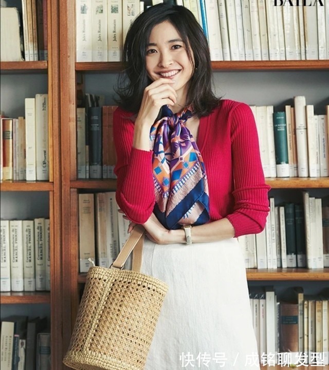 减龄|中年大女怎么穿减龄?试试“针织毛衣+丝巾”的组合,优雅又精致