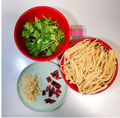 发硬|拌干豆腐丝,干豆腐直接焯水就外行了,没做这1步,难怪口感发硬