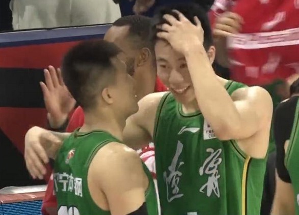 比分|杨鸣都快吓傻了!辽宁92-90险胜深圳死里逃生,郭艾伦张镇麟欢呼