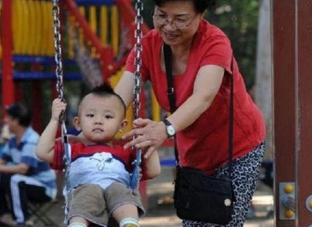 奶奶|父母一走，奶奶撒手，有多少家庭正在经历老人“假带娃”