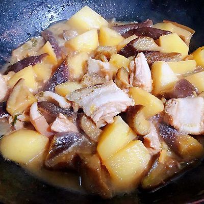 土豆茄子炖五花肉
