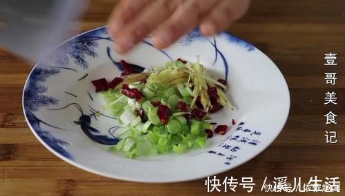 豆腐块|白菜别再直接炒了，加1块豆腐，比吃肉还过瘾，上桌连汤汁都不剩