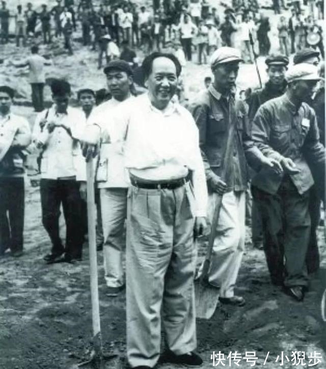 题诗!毛主席70岁时罕见的草书题诗,笔法纵横如棋,短短几字成毛体典范