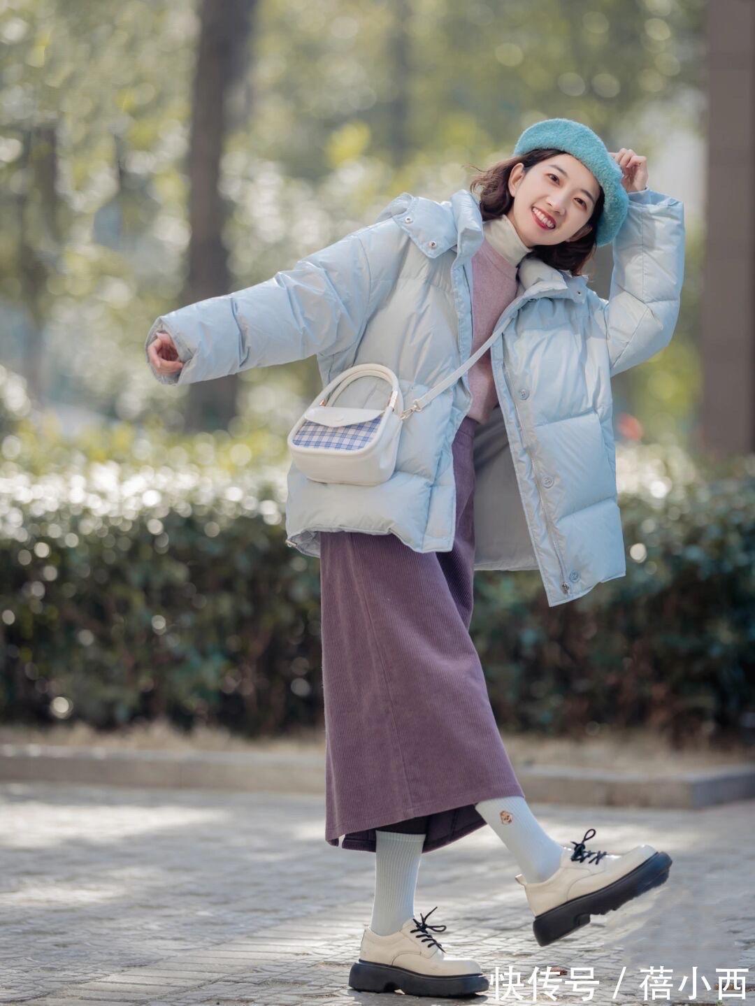 女生 “短羽绒服”才是小个子女生的冬日必备,配半身裙、裤子高级时髦