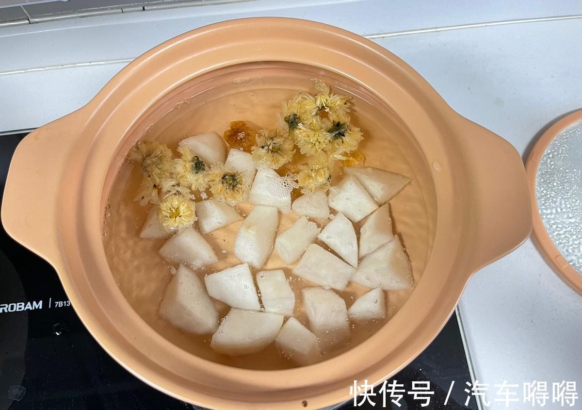 秋天去火哪家强?雪梨菊花加冰糖!我来教你在家做,干净又健康
