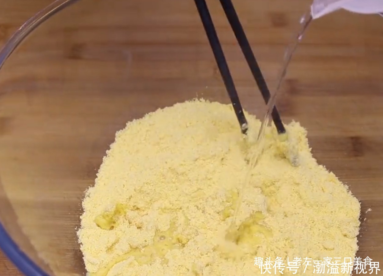  玉米面|玉米面最好吃的做法，开水一烫，大手一卷，十分钟一锅，越吃越香