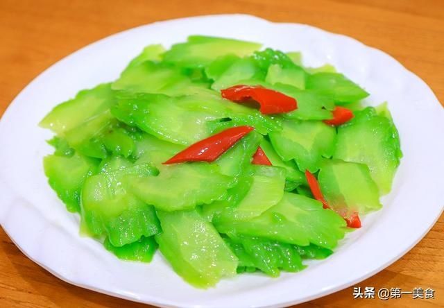 饭店|苦瓜怎么做才能去除苦味，厨师长教你饭店做法，夏天吃清热又开胃