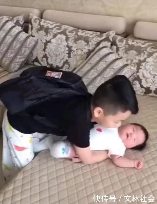 妈妈|妹妹淘气被妈妈责备,哥哥要带妹妹“离家出走”,妈妈当场认怂