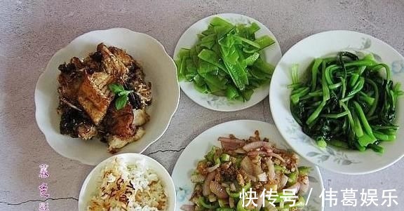 老两口的简餐，荤素巧搭配，吃到撑得慌，网友；怎么连皮都吃了