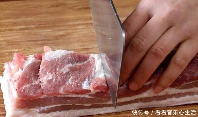 我家五花肉从不炒着吃,擀面杖一敲,筋道爽滑,每次上桌遭疯抢!