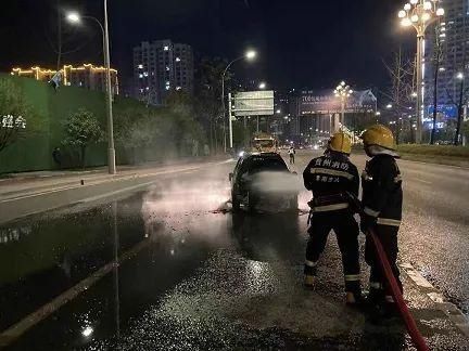  都匀|车辆追尾起火 都匀消防紧急救援