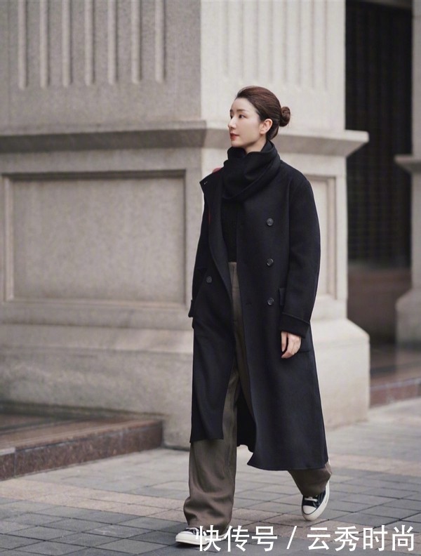 早春穿大衣更时髦,35岁以上的女人别乱穿,这组穿搭太优雅了
