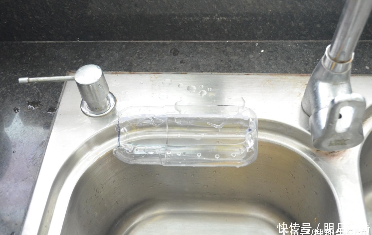 改造|塑料瓶我再也不扔了, 改造一下, 粘在厨房里有大用处, 省钱又实用