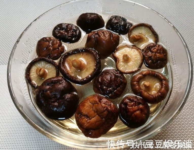 香菇焖鸡|有时间多给孩子做的一道营养食物,孩子常吃养胃,又长大个子