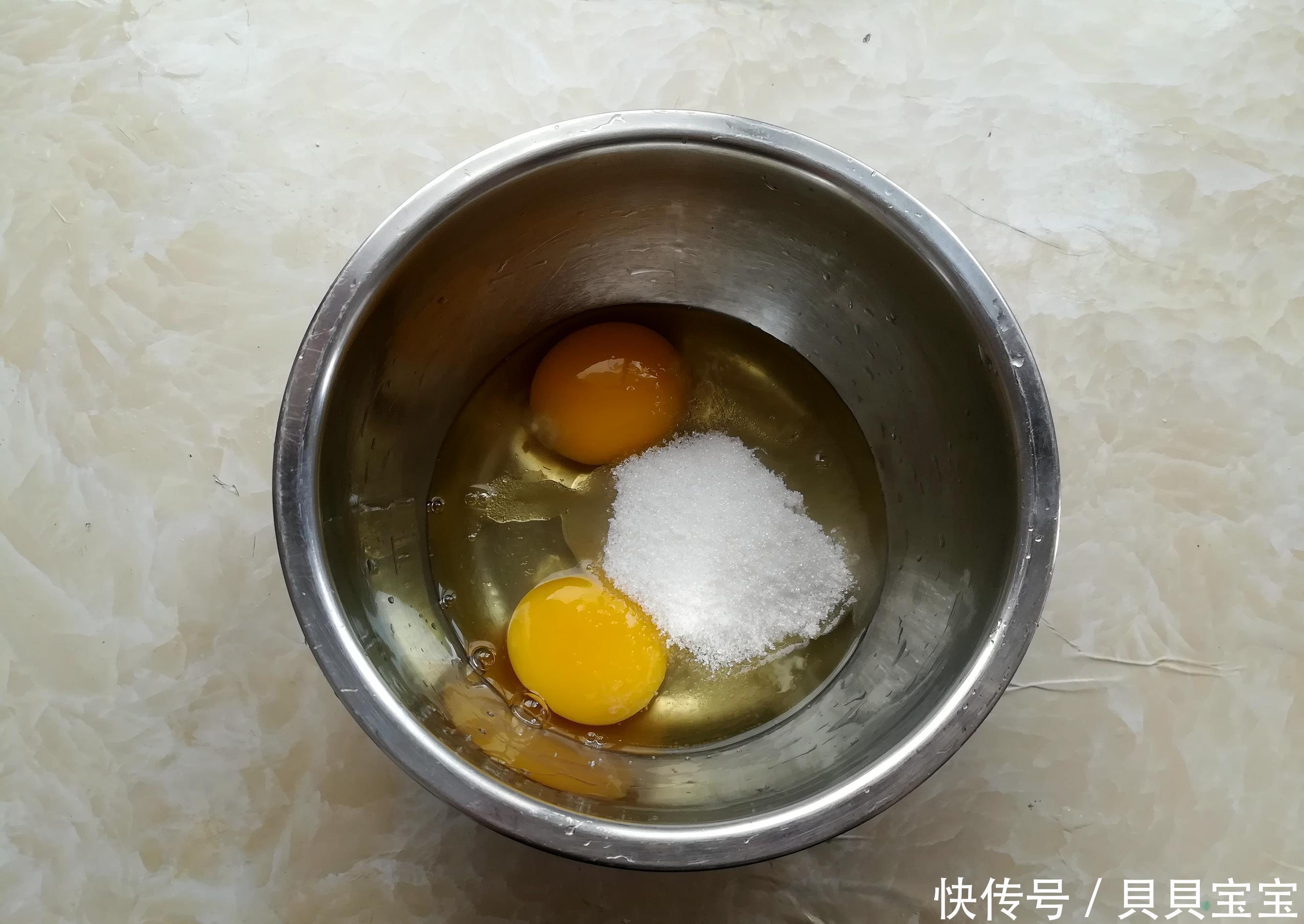 龙宝|孩子迷上这蛋糕，不加牛奶不加水，无需打发免烤箱，蓬松又香软