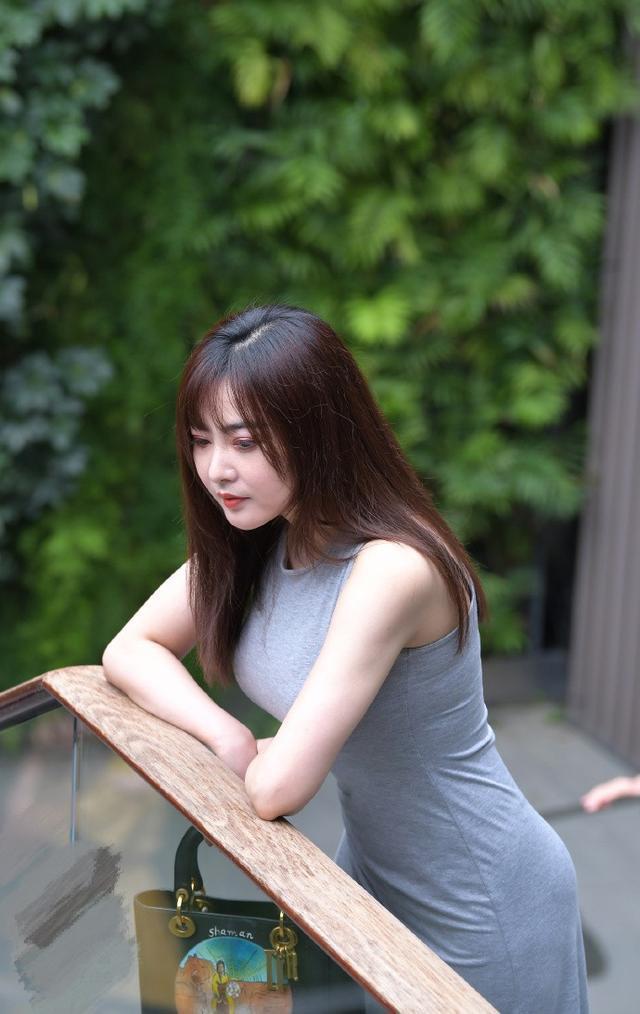 紧身 看上去很紧身的连衣裙, 胖姑娘说我们一样很漂亮