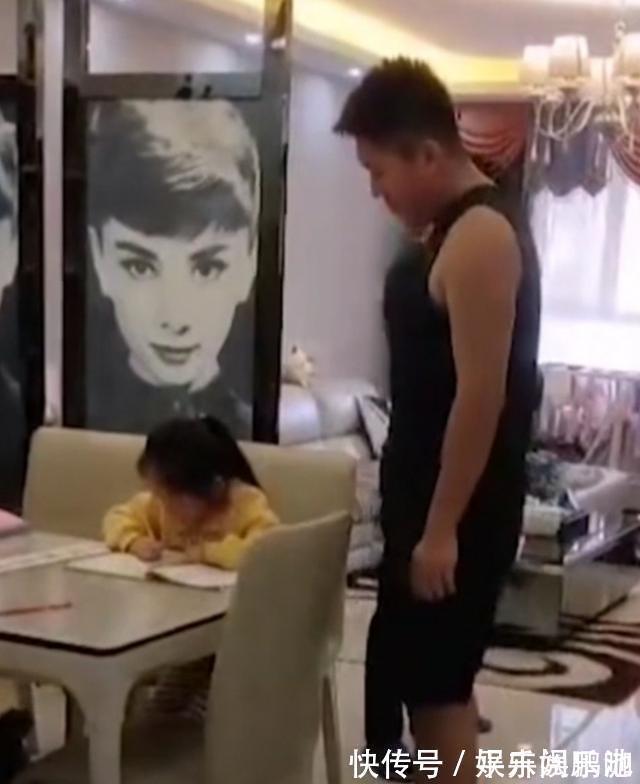 妹妹|“最怂妹妹”火了,跟爸爸撒泼耍赖,哥哥出现妹妹表情太搞笑