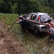 |搞笑车祸Gif:大难临头各自飞!这车头不讲义气啊