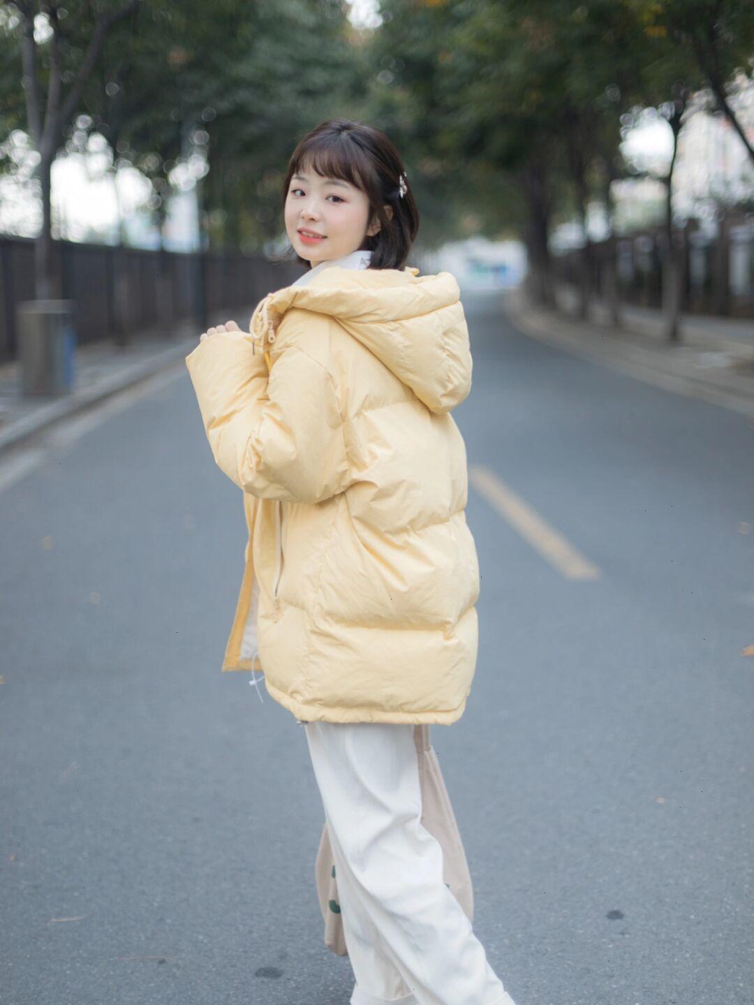 毛衣|冬天打底衫怎样选?一件红色针织衫+白色牛仔裤,休闲又显气色!