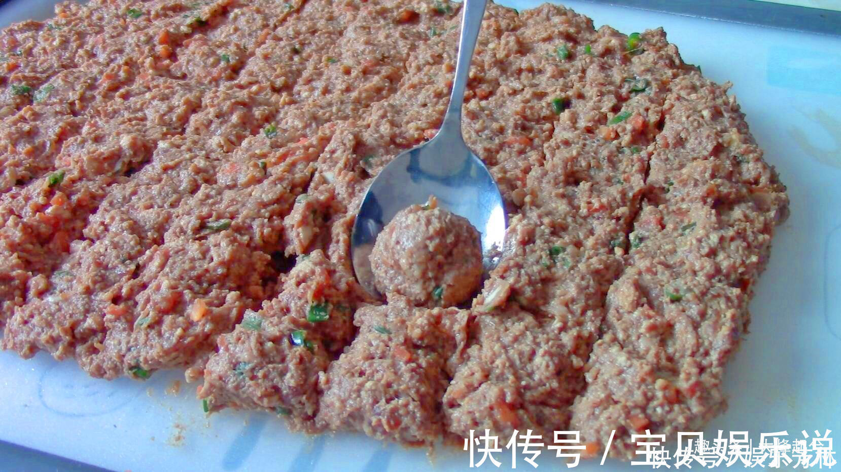 炸丸子有人放淀粉,有人放面粉,其实都不对,按照这个做法特别香