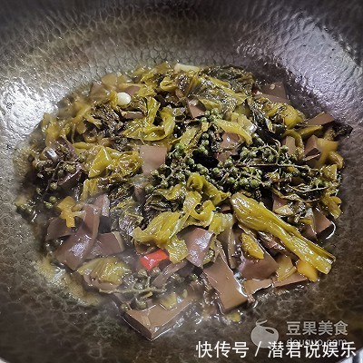  适量|酸菜烧鸭血的做法