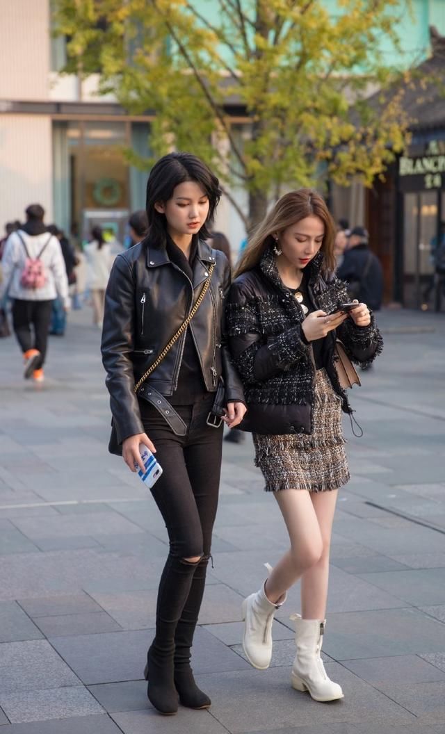 牛仔裤帅气简约而不失细节感，让你看起来非常的时尚大气