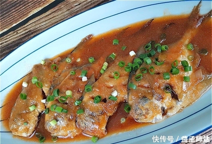 不管炖什么鱼,别再加醋了!试试新做法,肉质鲜嫩没腥味,太香了