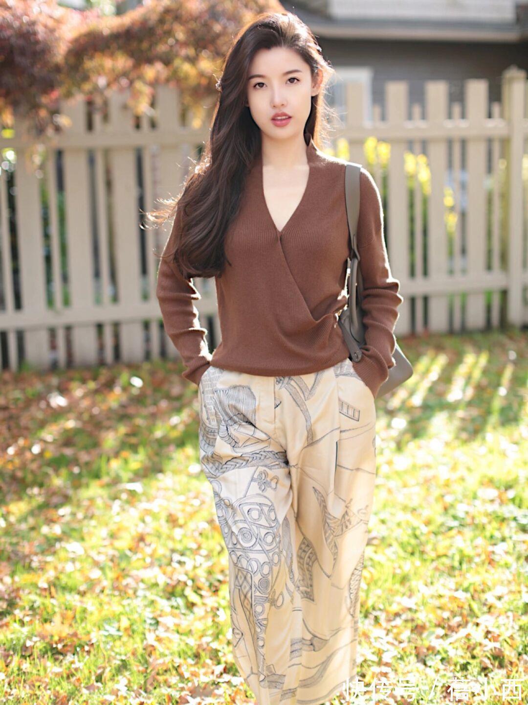 针织 奔三奔四的女人,秋冬建议多穿“大地色针织衫”,简约显贵又气质