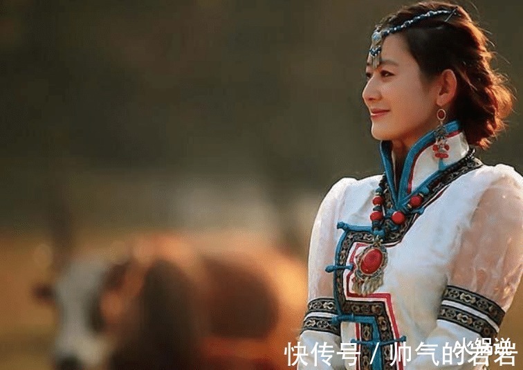 和氏&中国最长的姓氏长达17个字,身份证上放不下,老师点名的噩梦