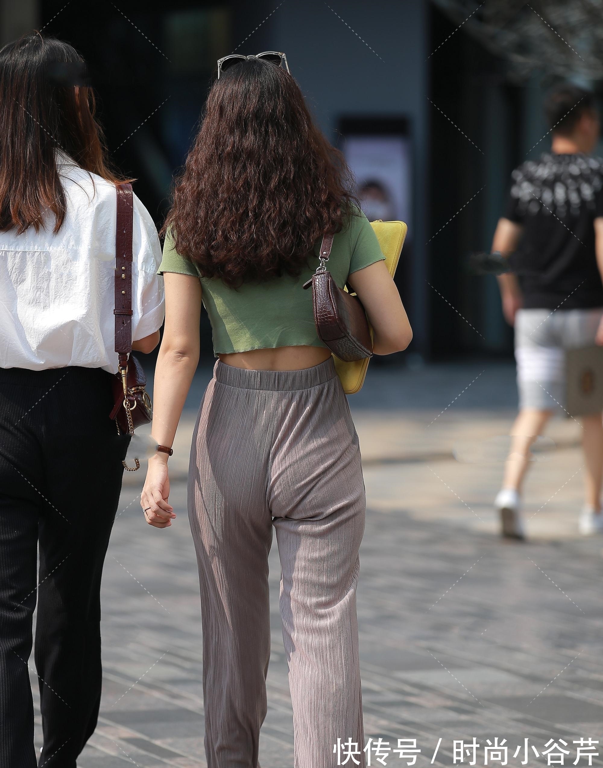 版型|浅咖色阔腿裤搭配抹茶绿短T恤,性感大气,成熟显气场