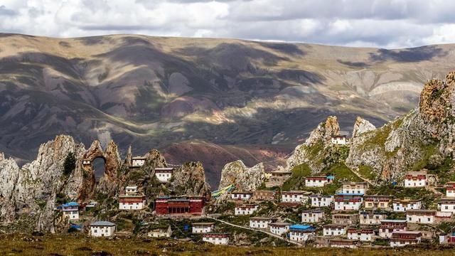 国内最险峻的3座寺庙，高到离谱看着就会腿软，胆子再大也不敢上