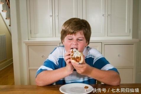 过度肥胖|5岁男孩每顿吃4碗饭，妈妈以为孩子病了，去医院检查医生却笑了