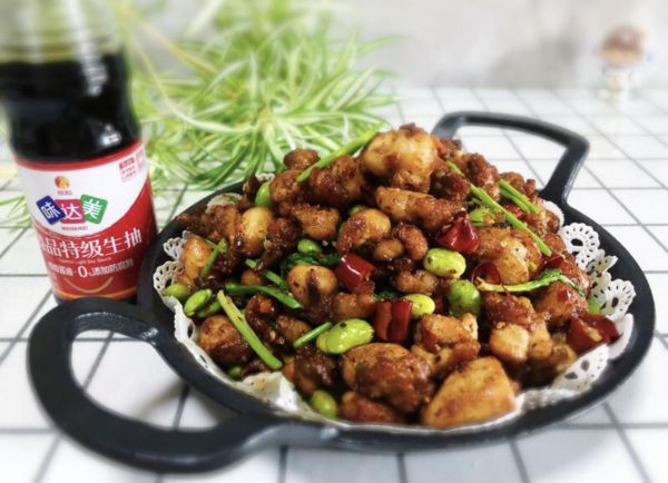 第一次做辣子鸡丁就一致好评，从此做菜就有了自信