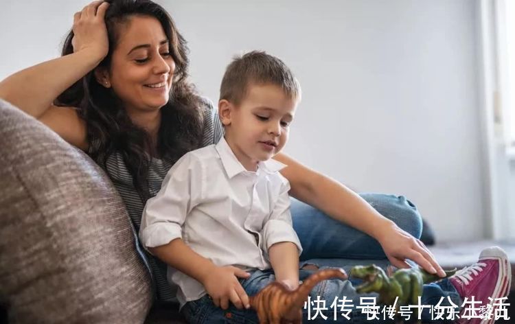 90后|1岁萌宝超市捣乱,“硬核宝妈”育儿经获赞:看到榴莲没?使劲拍