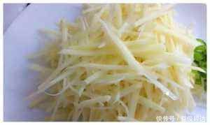炒土豆丝时,别只知道泡水,多加“1点它”,土豆丝香脆不粘锅