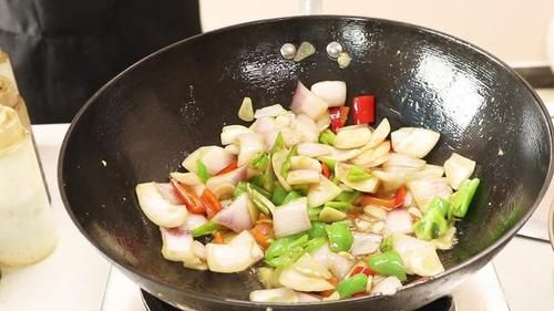  滑嫩|大厨教你做“洋葱炒鸡蛋”，鸡蛋滑嫩味道好，家常菜简单又营养