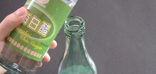 卫生间放一个白醋玻璃瓶真厉害,一年省下不少钱,全家人都夸好
