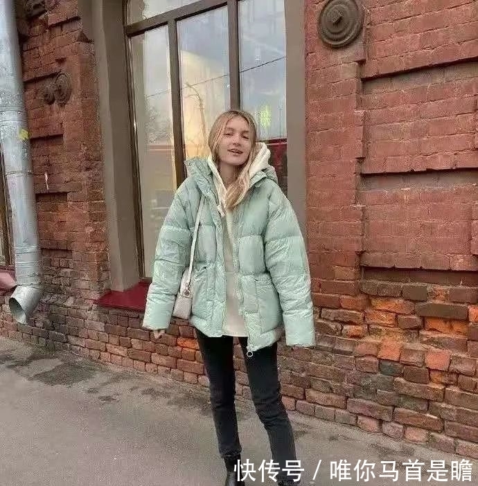 别再说羽绒服丑了,这样穿显高显瘦还百搭!