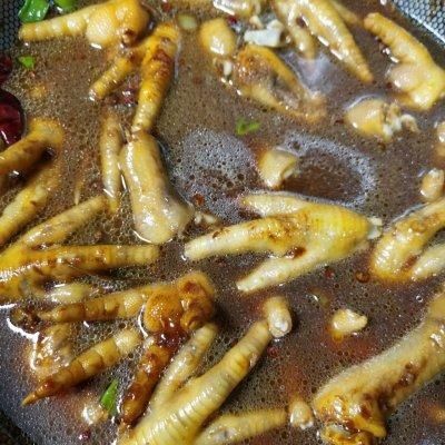 好吃不贵的酱香鸡爪做法，超级入味，老人小孩都爱吃