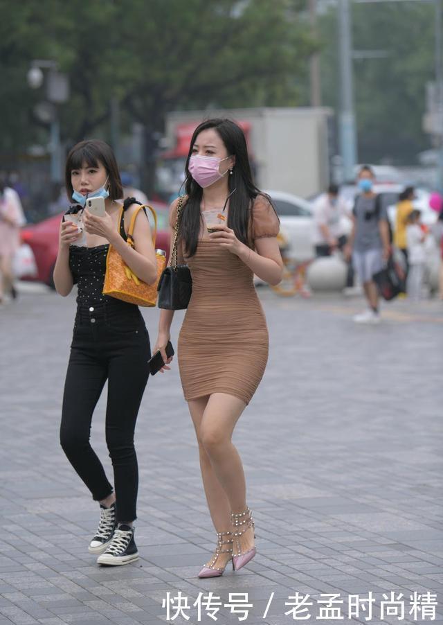 时髦|街拍:美不美看穿搭, 穿修身压褶裙出行, 让造型变得时髦又优雅