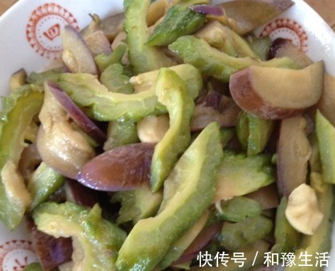 色斑|茄子和此物一起炒，每天几口，疏通血管，淡化色斑，皮肤细腻光滑