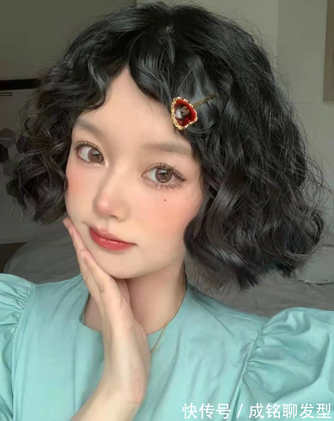 脸大 有这三个特征的女人,千万别烫这种全头烫卷发,土气显老还显脸大