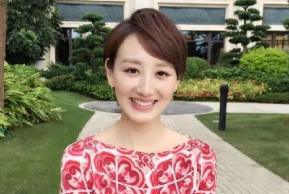 江蘇衛(wèi)視女主持人：郭曉敏