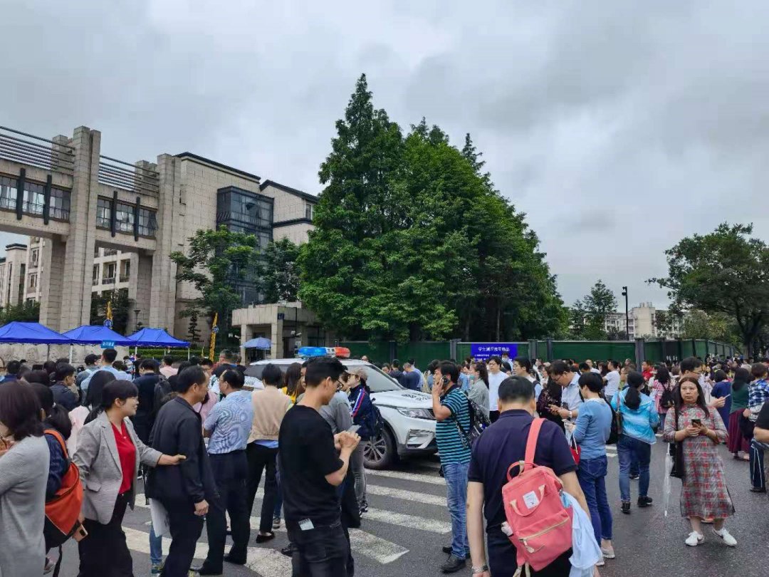 题目|今早留和路整条路都是紫红色！1920位小学生今早在杭外测评，很多题听都听不懂……