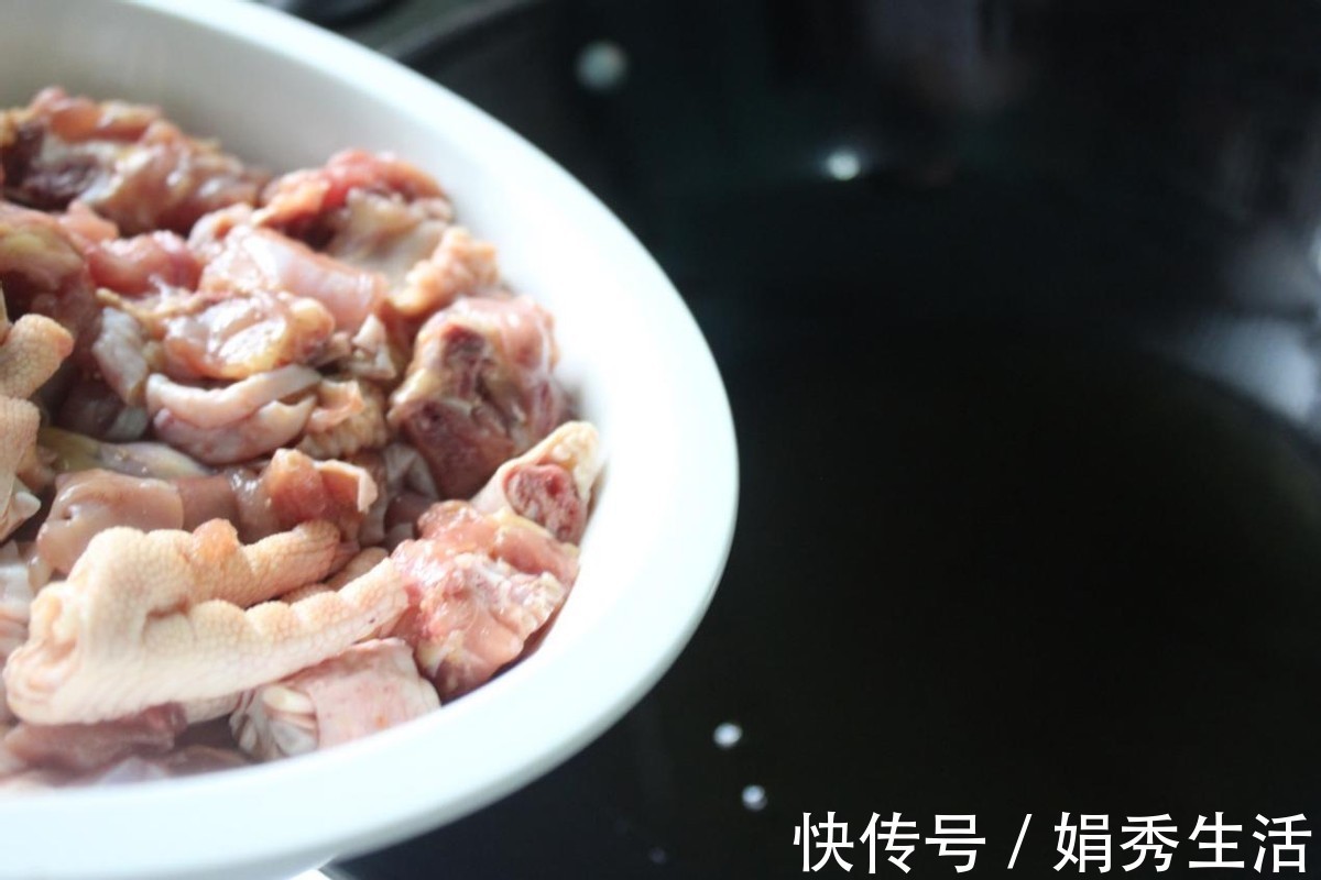 红椒|这大盘鸡看着就流口水，颜色鲜艳好吃，出锅2碗米饭不够吃