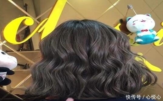 头发|头发太少的人,不建议留长发!剪短烫个蛋蛋卷,时尚还显女人味