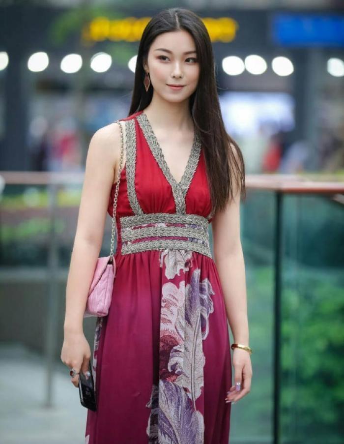 裙子穿出|美女街拍:女模特气场太大,引众人瞩目,谁不服?