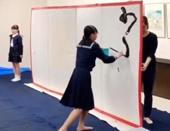 书法#日本初一女生书法真厉害:魏碑书法收放自如,胜过国内很多专家